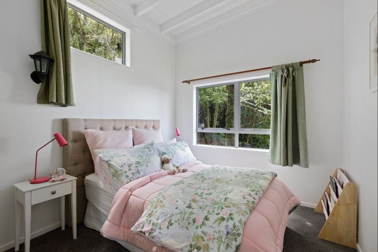 Photo of property in 41 Laingholm Drive, Laingholm, Auckland, 0604