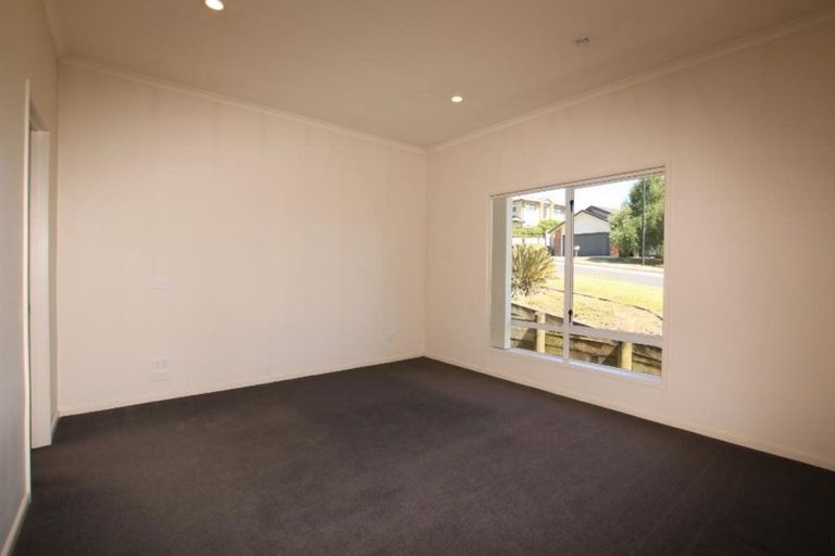 Photo of property in 74 George Deane Place, Greenhithe, Auckland, 0632
