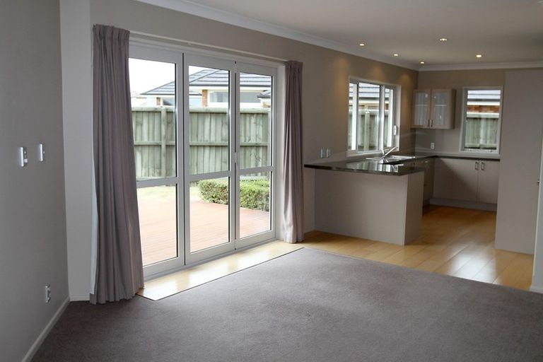 Photo of property in 5 Corsican Grove, Parklands, Christchurch, 8083