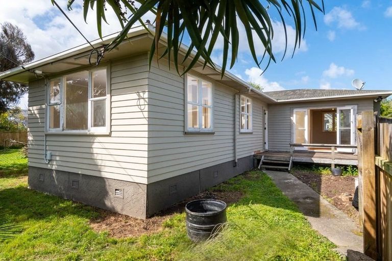 Photo of property in 48 Longburn Road, Henderson, Auckland, 0610