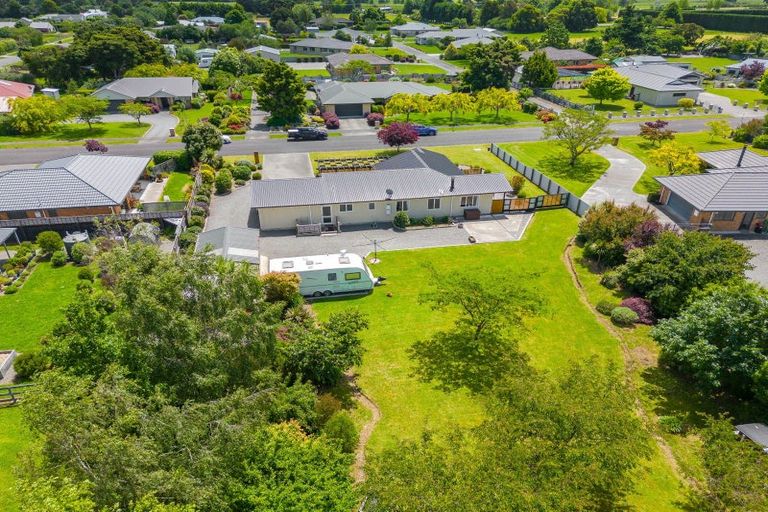 Photo of property in 2 Daffodil Grove, Carterton, 5713