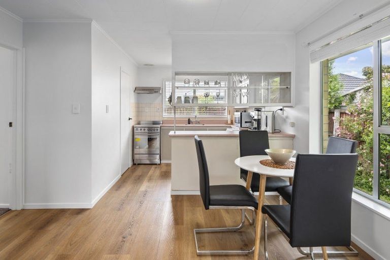 Photo of property in 2/87a Middlepark Road, Sockburn, Christchurch, 8042