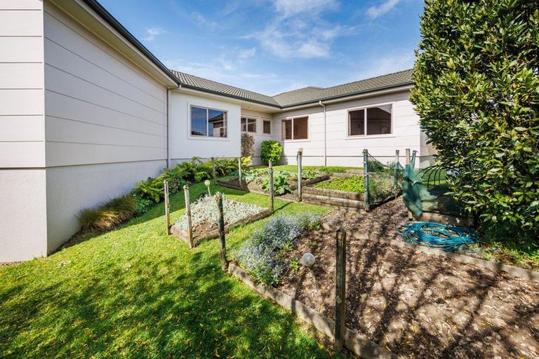 Photo of property in 2 Kea Place, Fitzherbert, Palmerston North, 4410