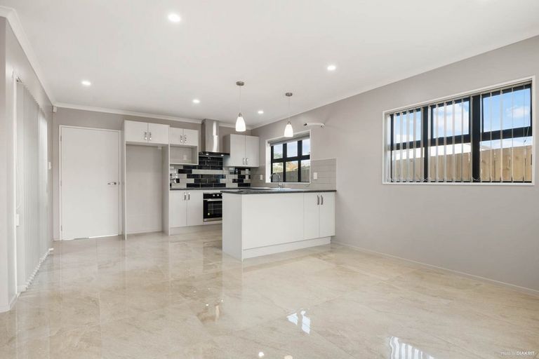 Photo of property in 15a Seaward Place, Wattle Downs, Auckland, 2103