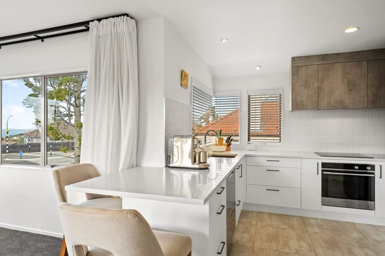 Photo of property in 210 East Coast Road, Forrest Hill, Auckland, 0620