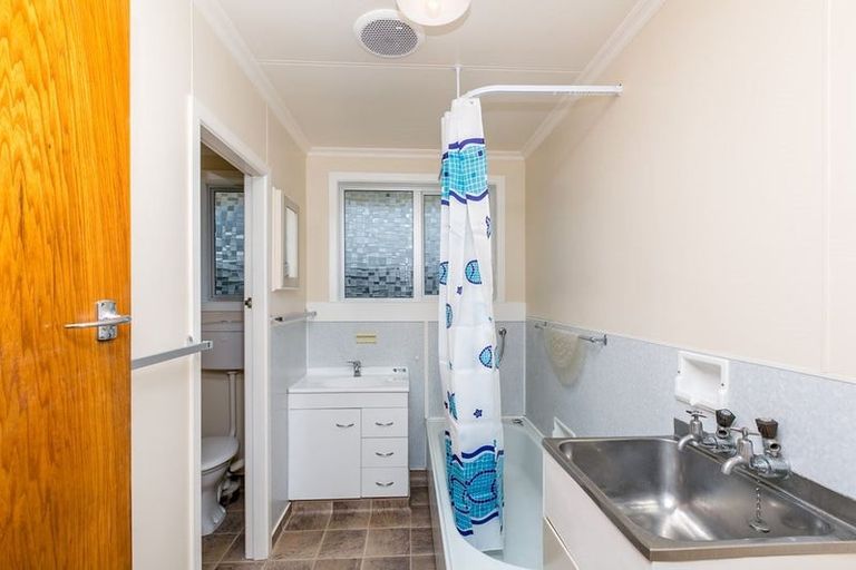 Photo of property in 36 Cumberland Street, Merrilands, New Plymouth, 4312