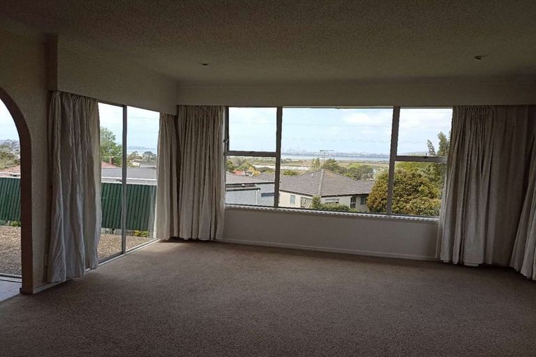 Photo of property in 2 Wakeling Avenue, Te Atatu South, Auckland, 0610