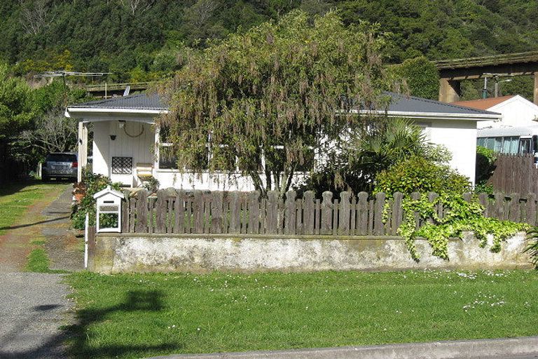 Photo of property in 74 Devon Street, Picton, 7220