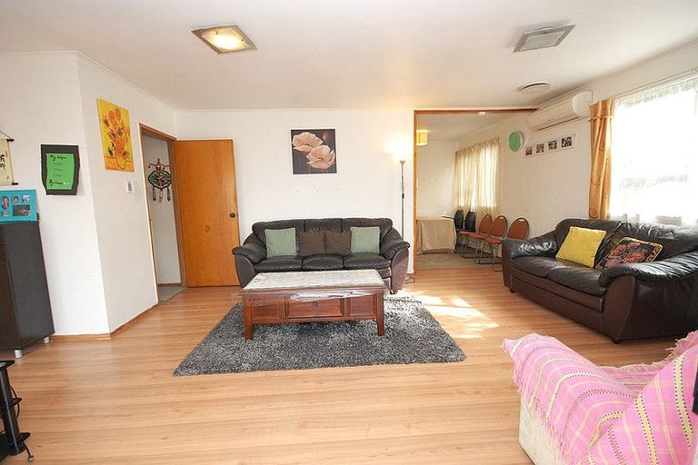 Photo of property in 25 Trias Road, Totara Vale, Auckland, 0629