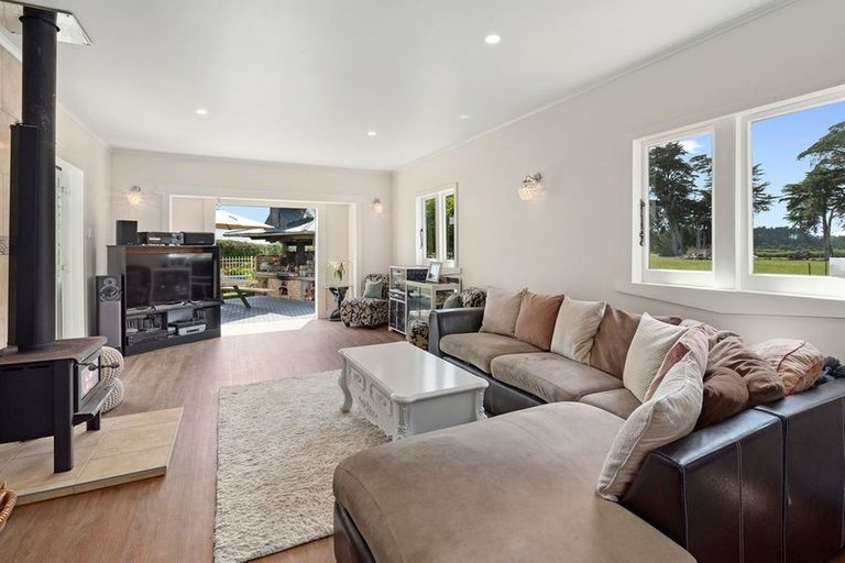 Photo of property in 723 Waitakere Road, Kumeu, 0891