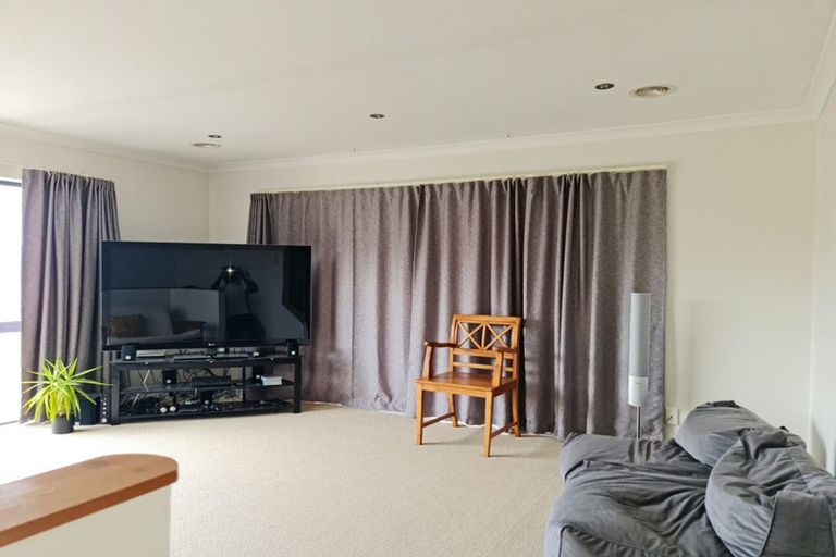 Photo of property in 140 Glanmire Road, Newlands, Wellington, 6037