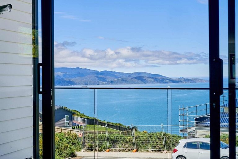 Photo of property in 44 Domett Street, Newlands, Wellington, 6037