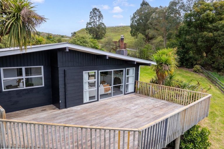 Photo of property in 307 Ruakokoputuna Road, Ruakokoputuna, Martinborough, 5781