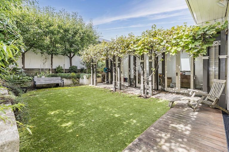 Photo of property in 25 Brougham Street, Mount Victoria, Wellington, 6011