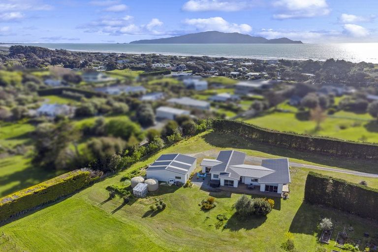Photo of property in 19 Paetawa Road, Peka Peka, Waikanae, 5391