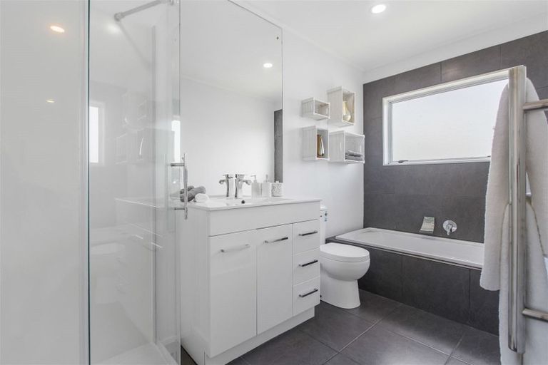 Photo of property in 2/30 Witheford Drive, Bayview, Auckland, 0629