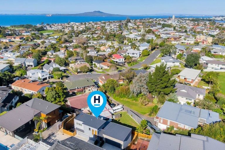 Photo of property in 73d East Coast Road, Castor Bay, Auckland, 0620