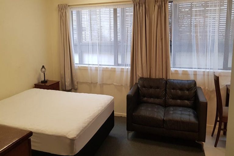 Photo of property in 8c Schnapper Rock Road, Schnapper Rock, Auckland, 0632