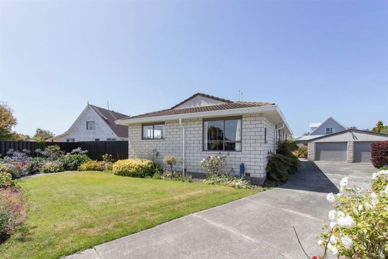 Photo of property in 15 Te Maru Place, Redwood, Christchurch, 8051