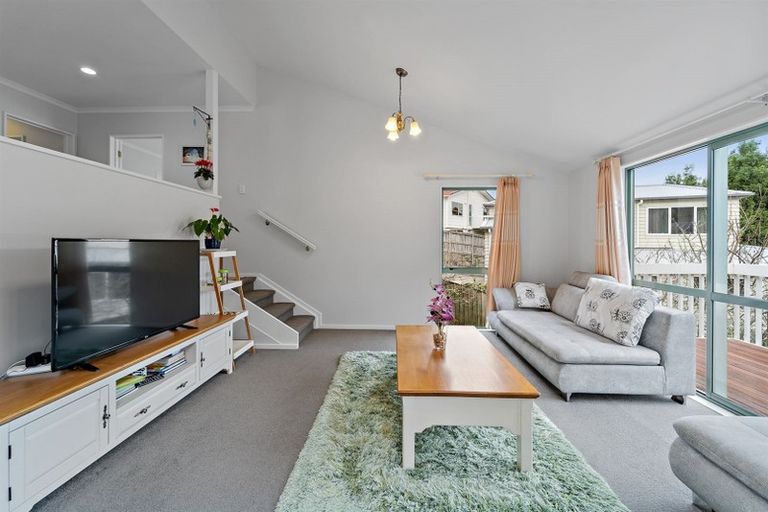 Photo of property in 32a Deverell Place, Northcross, Auckland, 0632