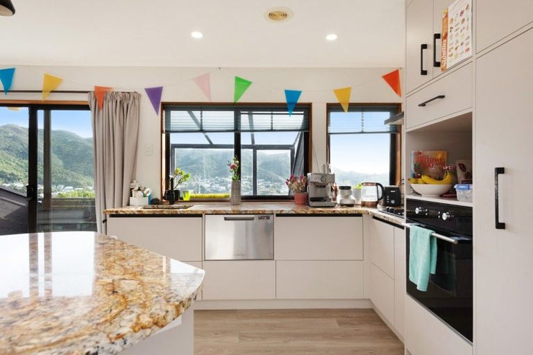 Photo of property in 16a Parklands Drive, Karori, Wellington, 6012