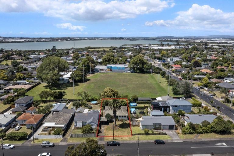 Photo of property in 17 Woodward Avenue, Mangere Bridge, Auckland, 2022