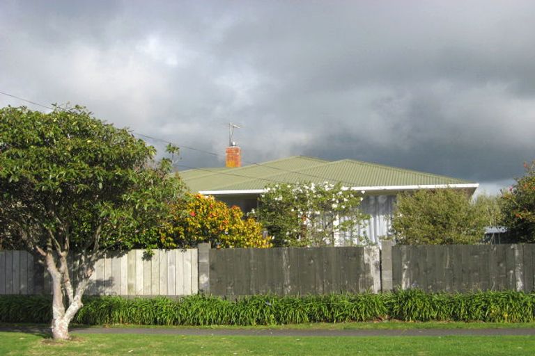 Photo of property in 2 Hood Place, Spotswood, New Plymouth, 4310