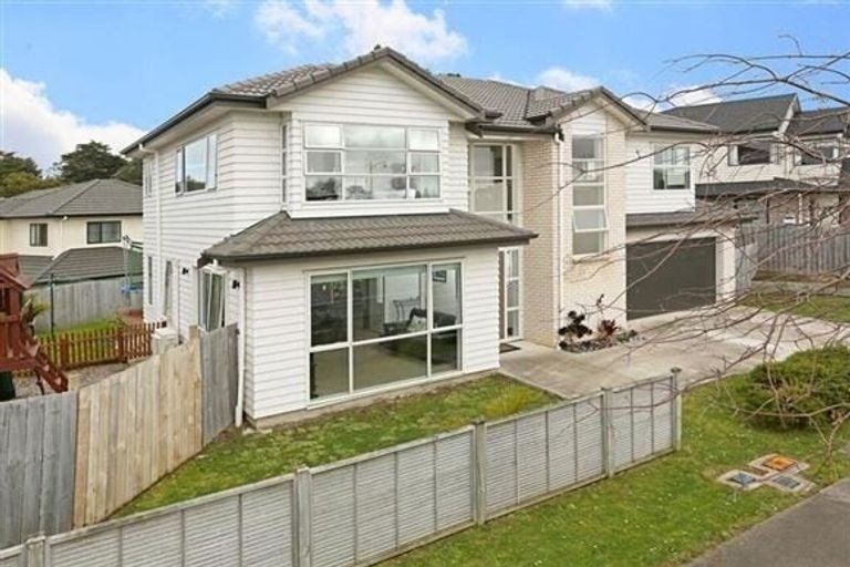 Photo of property in 106 Lake Panorama Drive, Henderson Valley, Auckland, 0612