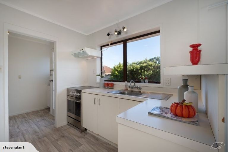 Photo of property in 2/32 Ballater Place, Highland Park, Auckland, 2010