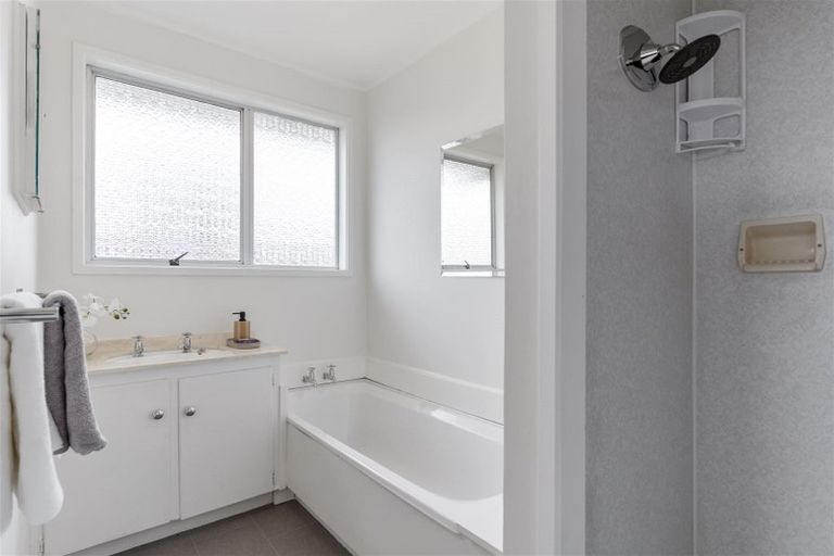 Photo of property in 1/50a Target Road, Totara Vale, Auckland, 0629