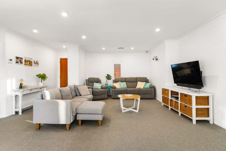 Photo of property in 2/87 Island Bay Road, Beach Haven, Auckland, 0626