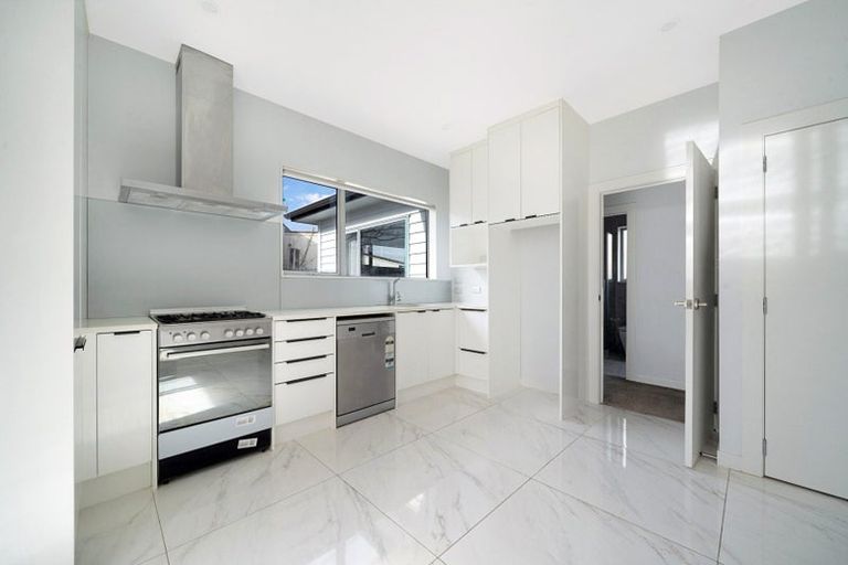 Photo of property in 4a Glenvil Lane, Te Atatu Peninsula, Auckland, 0610