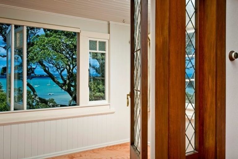 Photo of property in 118 Queen Street, Northcote Point, Auckland, 0627