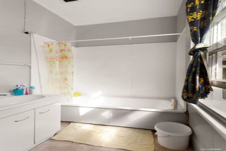 Photo of property in 1/5 Henwood Road, Mangere East, Auckland, 2024