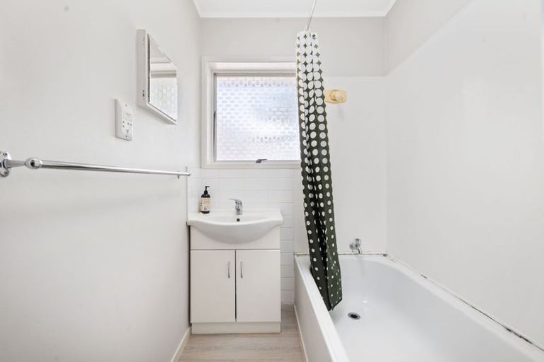 Photo of property in 2/1 Ribblesdale Road, Henderson, Auckland, 0612