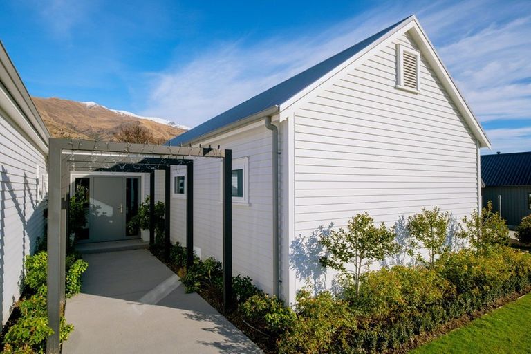 Photo of property in 33 Little Alpha Loop, Wanaka, 9305