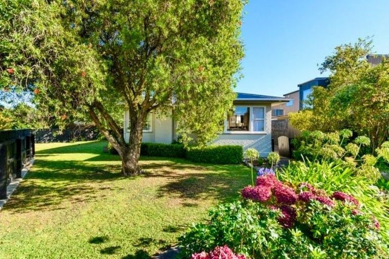 Photo of property in 2a Lowestoft Place, West End, Palmerston North, 4412
