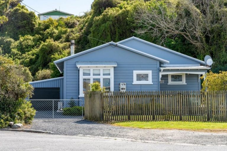 Photo of property in 14 Moana Street, Kaka Point, 9271