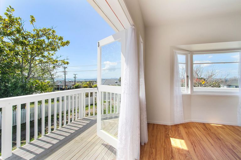 Photo of property in 32 Te Atatu Road, Te Atatu South, Auckland, 0610