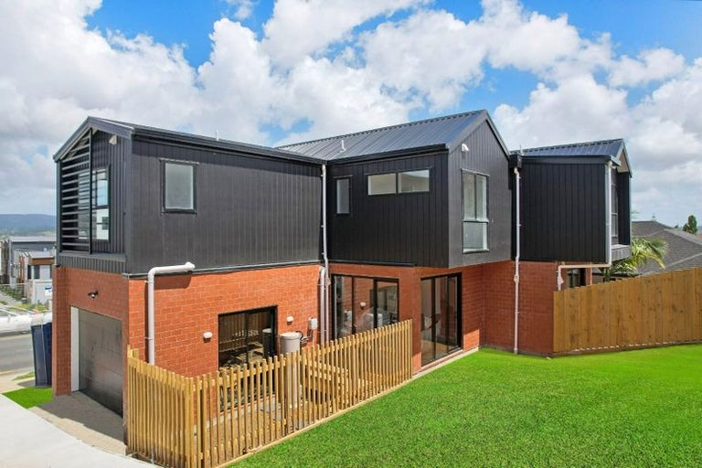 Photo of property in 6/233 Great North Road, Henderson, Auckland, 0612