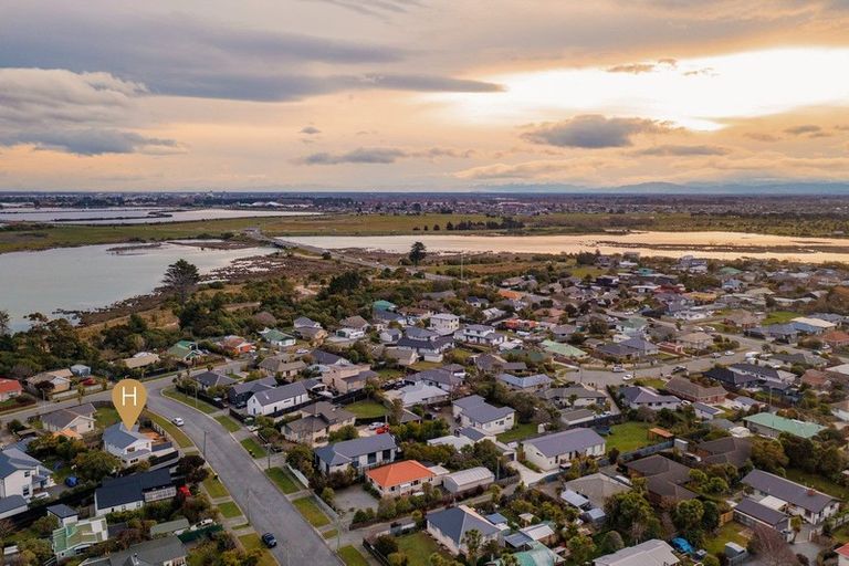 Photo of property in 35 Cradock Street, South New Brighton, Christchurch, 8062