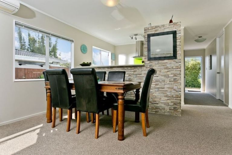 Photo of property in 2/1 Caribbean Drive, Unsworth Heights, Auckland, 0632