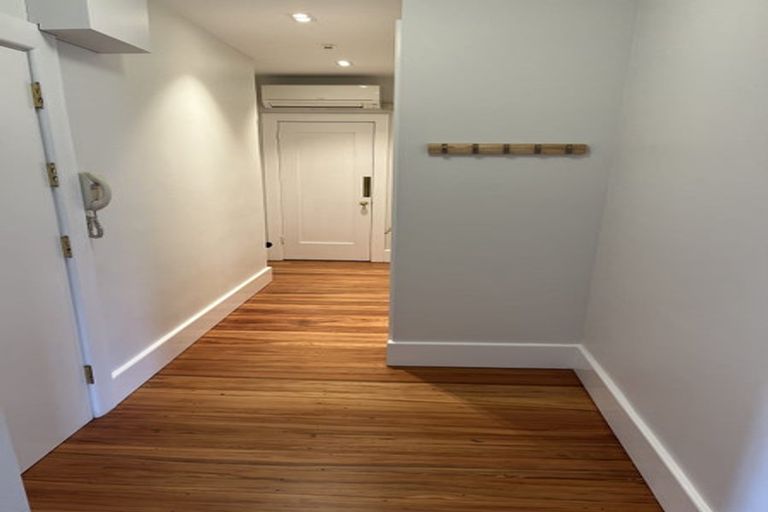 Photo of property in Inverleith Apartments, 3/306 Oriental Parade, Oriental Bay, Wellington, 6011