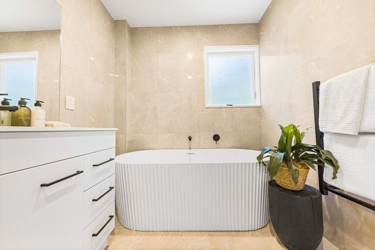 Photo of property in 35 Mcdowell Crescent, Hillcrest, Auckland, 0627