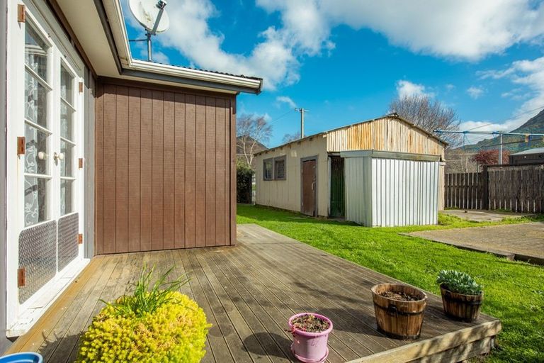 Photo of property in 73 Broadway, Picton, 7220