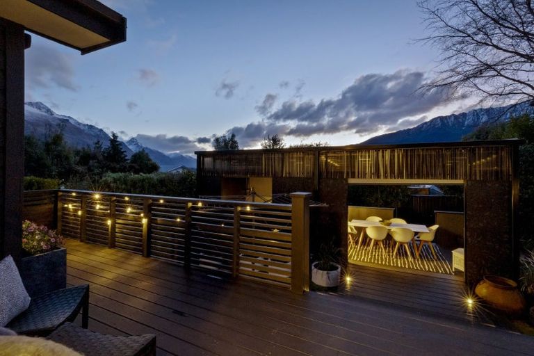 Photo of property in 11 Cedar Drive, Kelvin Heights, Queenstown, 9300