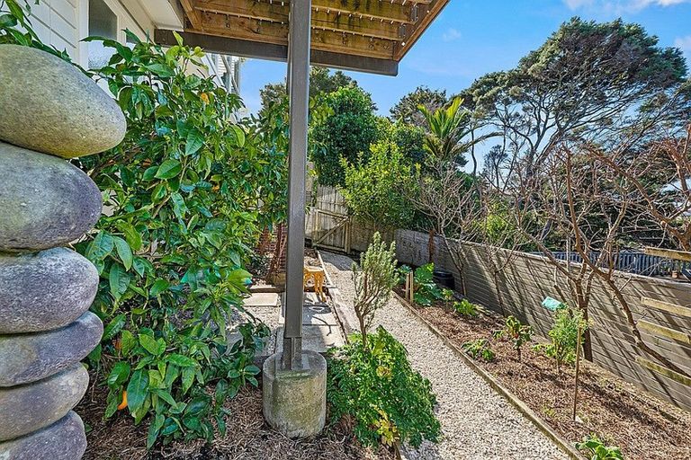 Photo of property in 32 Seaview Avenue, Northcote, Auckland, 0627