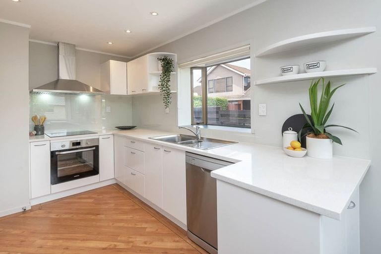 Photo of property in 2/5 Cornelian Crescent, Half Moon Bay, Auckland, 2012