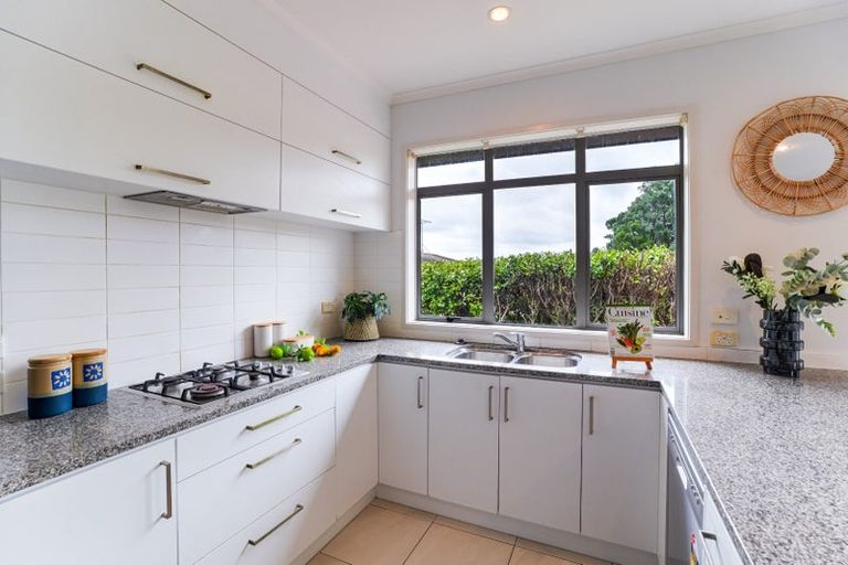 Photo of property in 12 Kouras Place, Flat Bush, Auckland, 2016