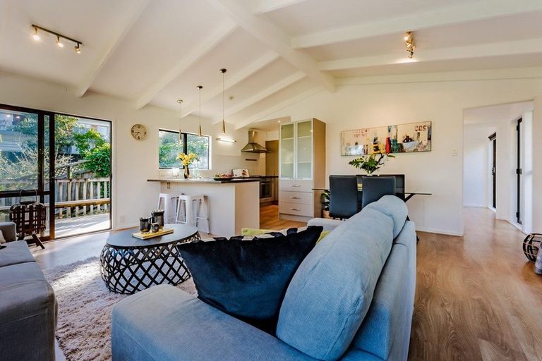 Photo of property in 2/104 Ocean View Road, Northcote, Auckland, 0627